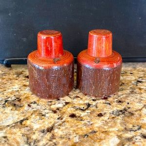 Vintage wood salt and pepper very very good condition.